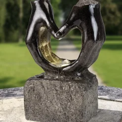 Gartenbrunnen Wasserspiel Herzhand Höhe 53 cm