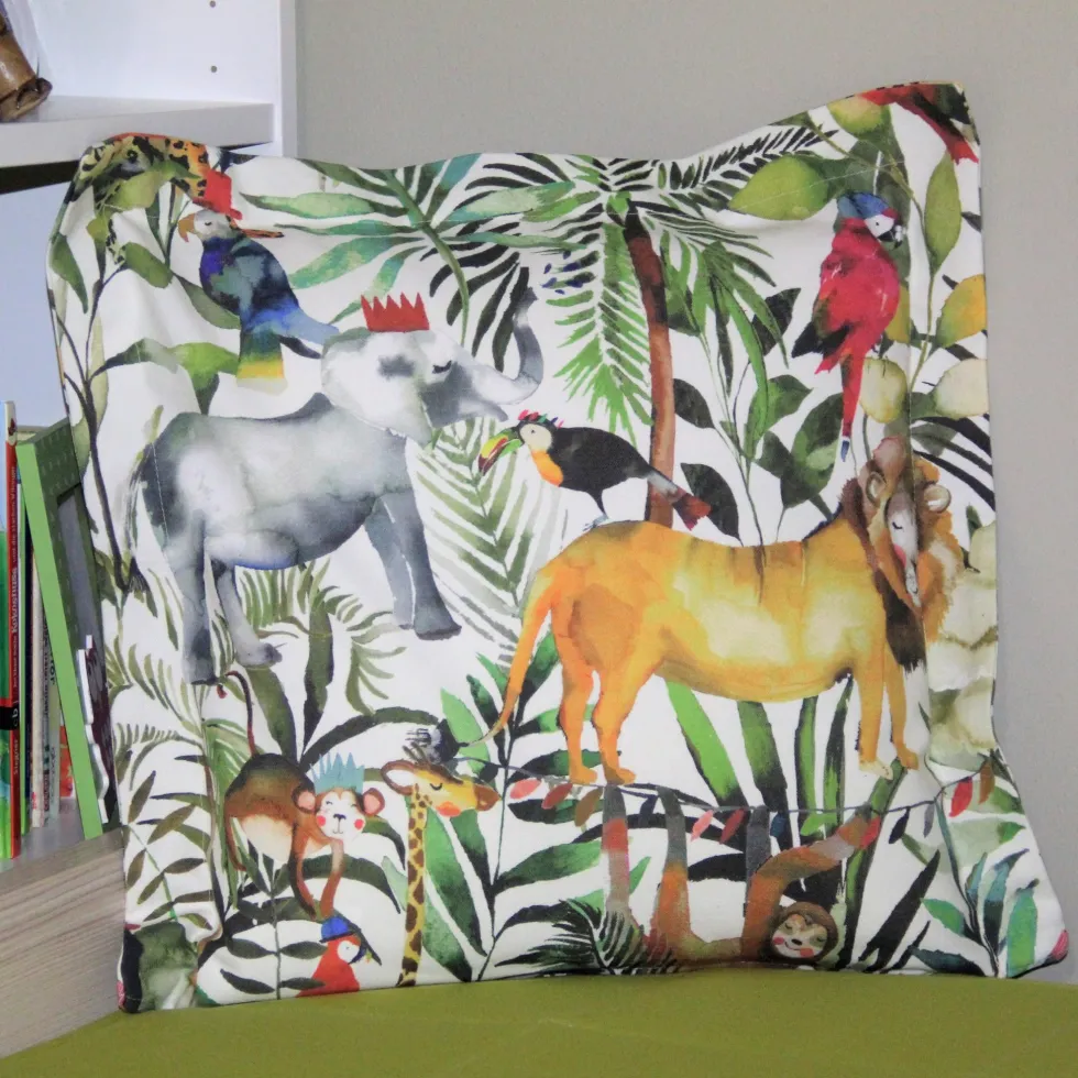 Kinderkissen 40×40 cm MY WORLD KING OF THE JUNGLE safari mit Stehsaum