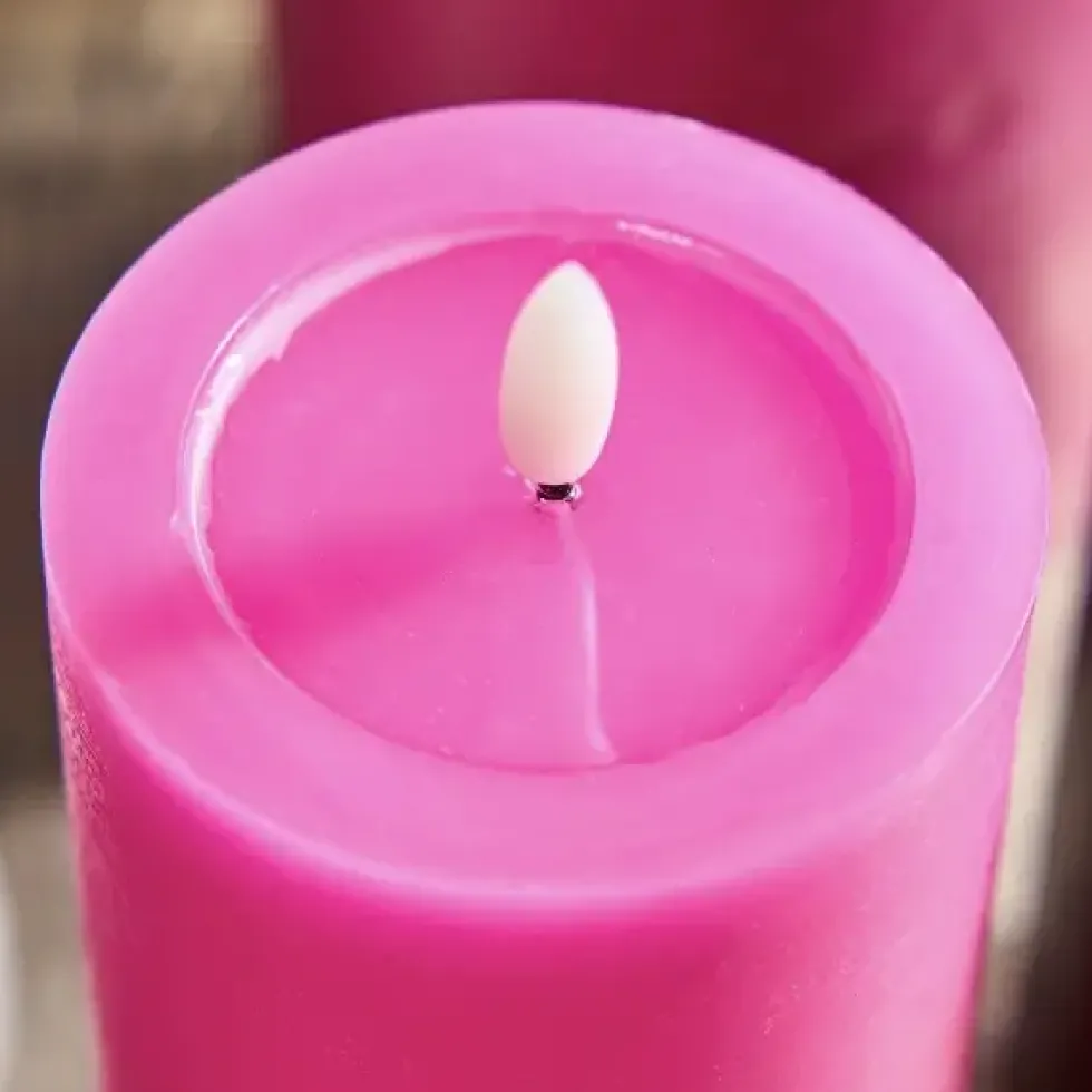 LED Kerze magenta mit Schmelzeffekt Höhe 18 cm