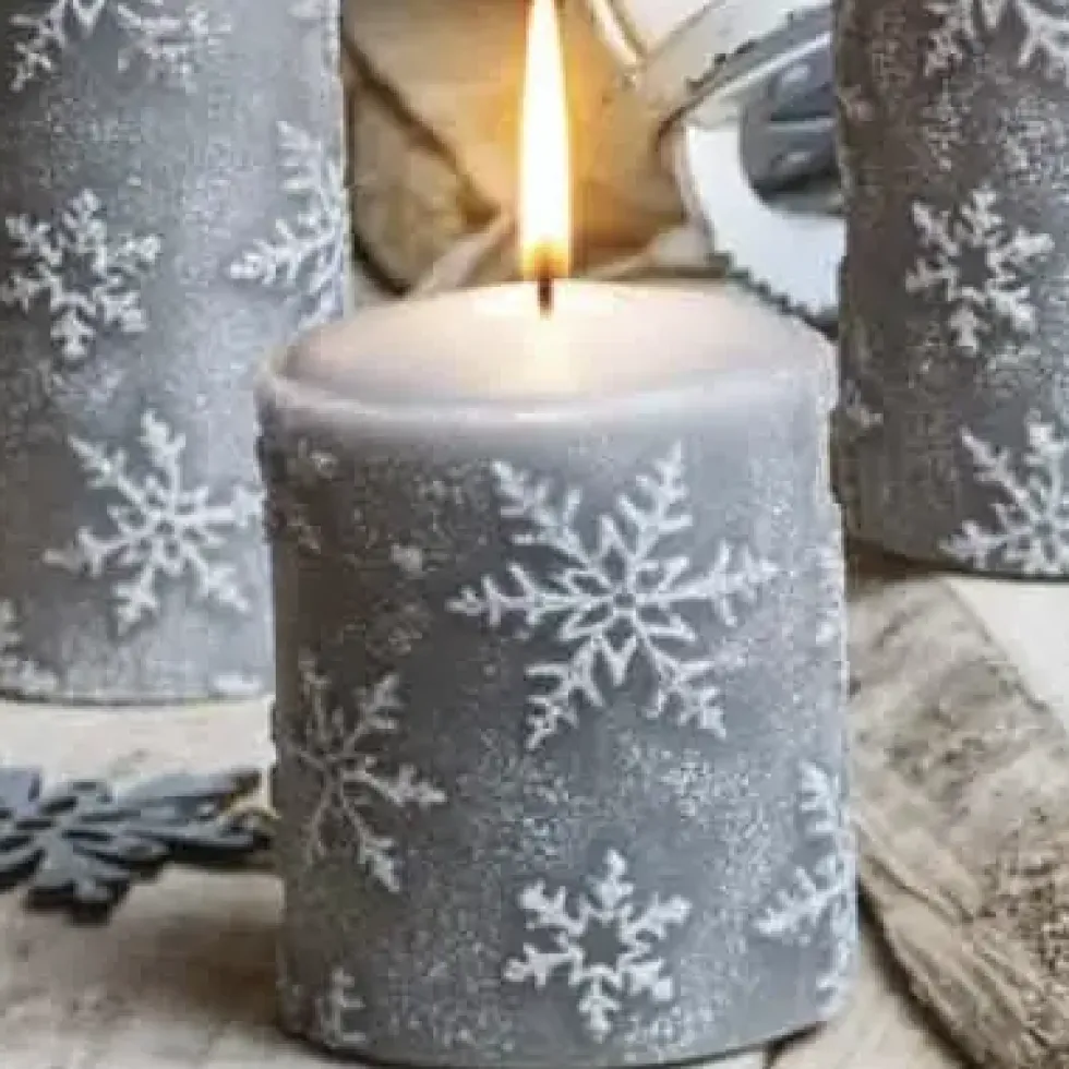 Stumpenkerze grau mit Schneeflocken 4er Set Elsa