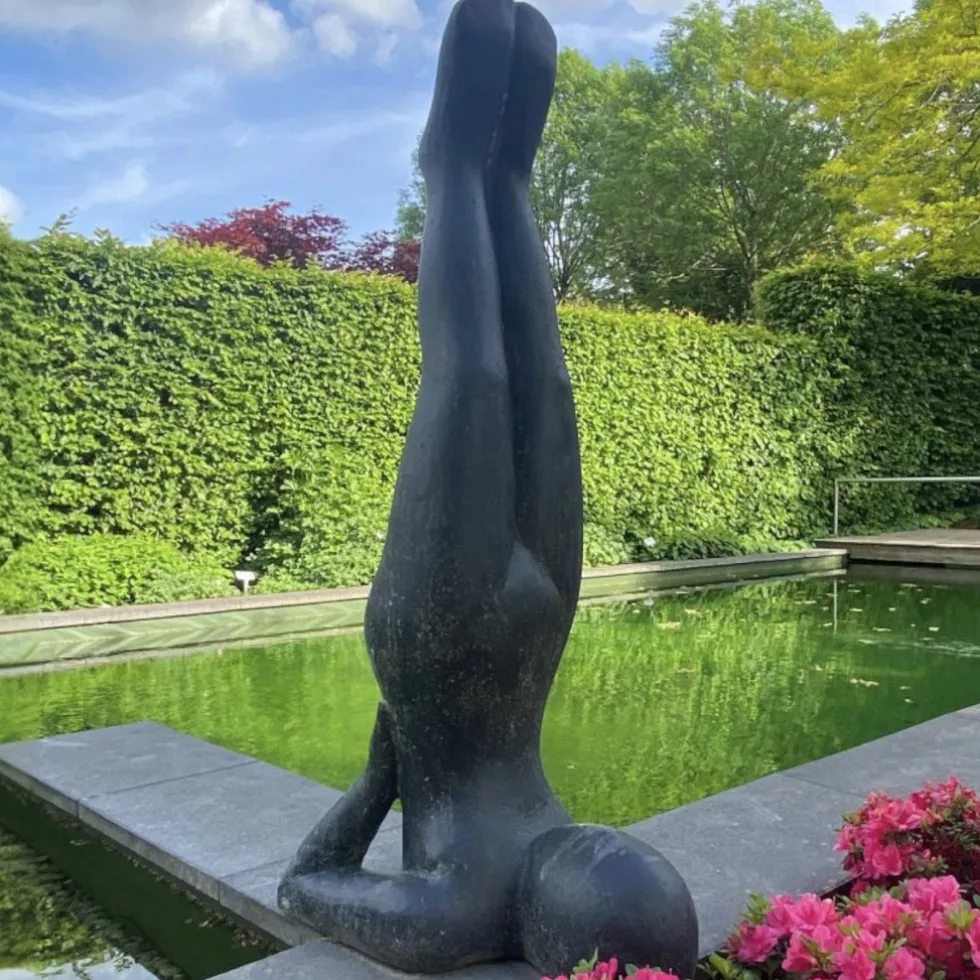 Yoga Garten Statue Neela anthrazit Höhe 80 cm